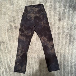 Lululemon below the knee align legging size 2. Excellent condition!